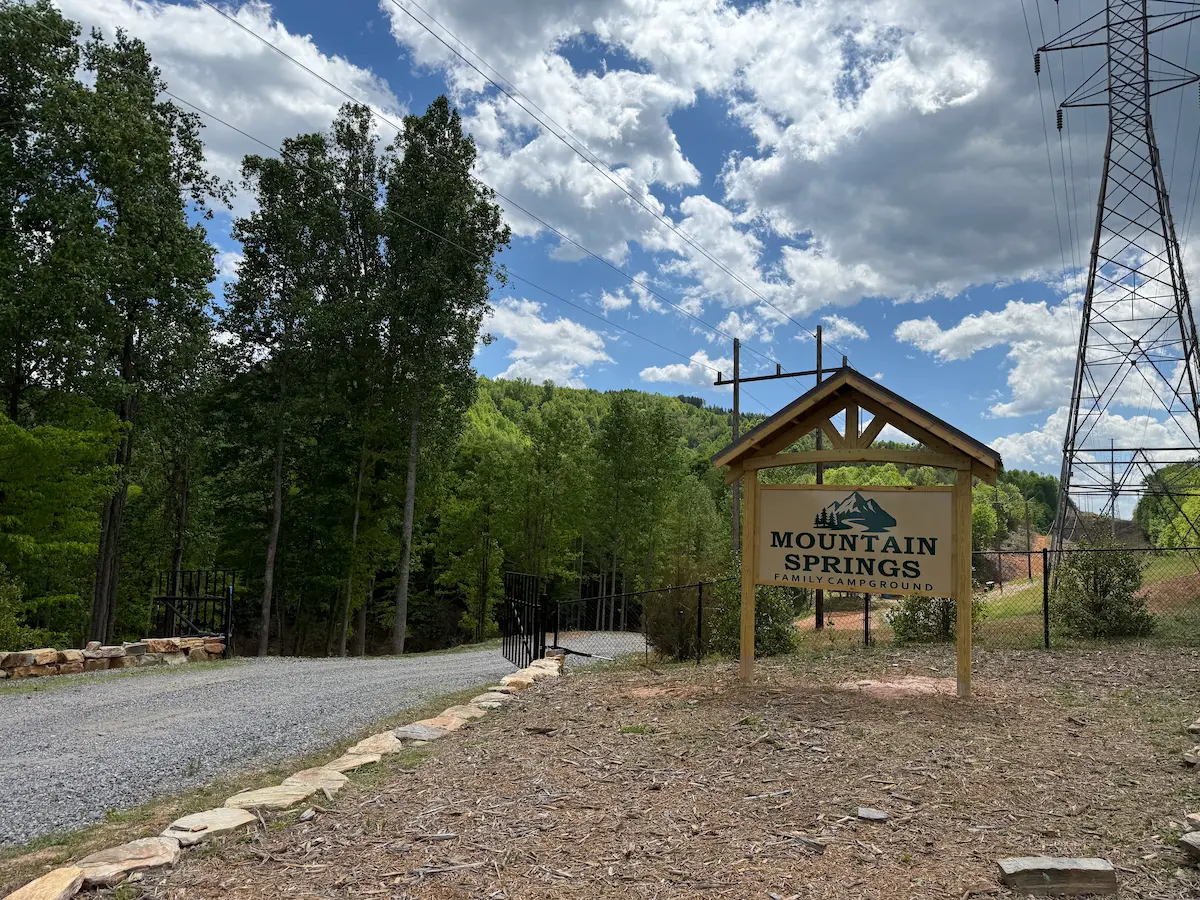 Entrance sign at Mountain Springs Family Campground